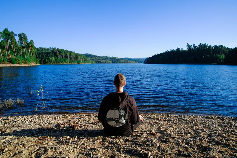 Photo de Jean-Pierre, l'enseignant, méditant face à un lac